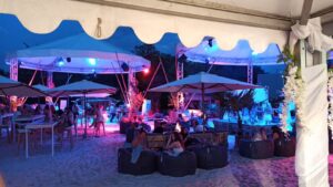 Abendstimmung am Eventgelände mit Beleuchtung und Sitzbereichen