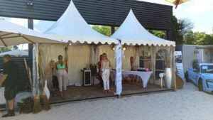 Außenansicht der Eventzelte mit Great-Lengths-Stand im Sand