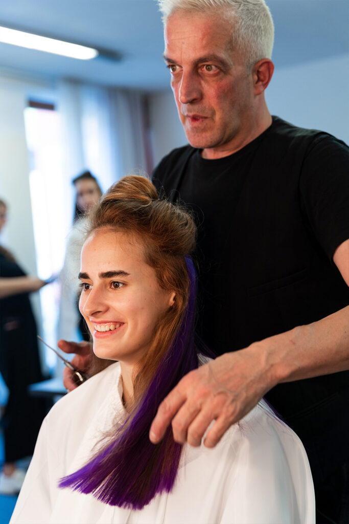 Diego Vulpetti hat violette Strähnen eingearbeitet