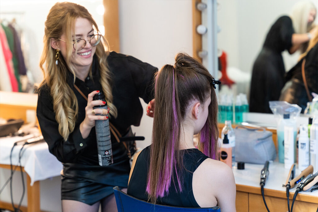 Lisa Veit stylt die Haare