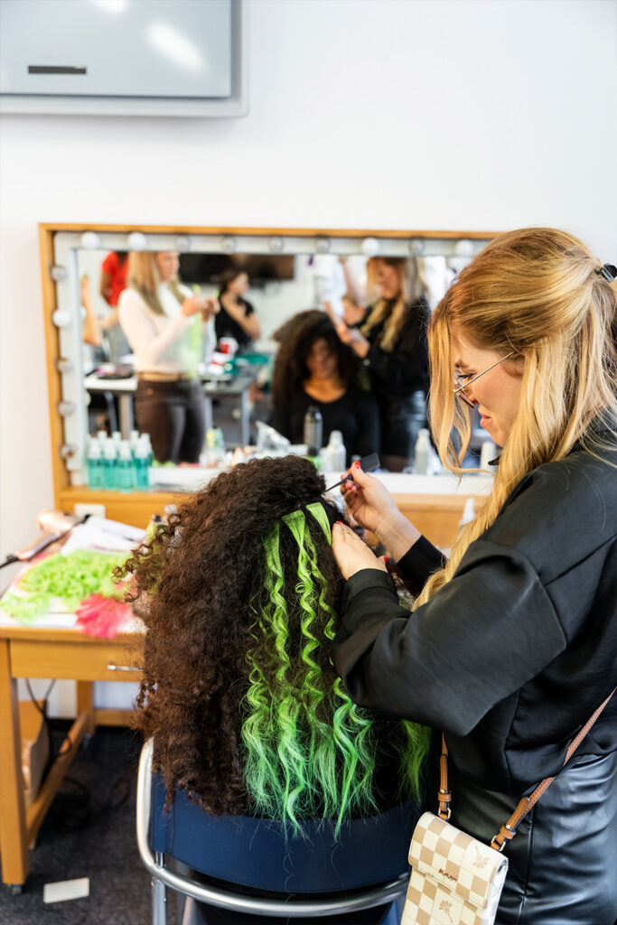 Lisa Veit hat grüne Strähnen eingearbeitet