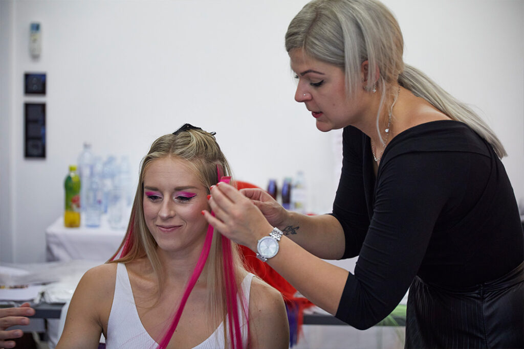 Sabine appliziert GL Tapes ins Haar der Tänzerin