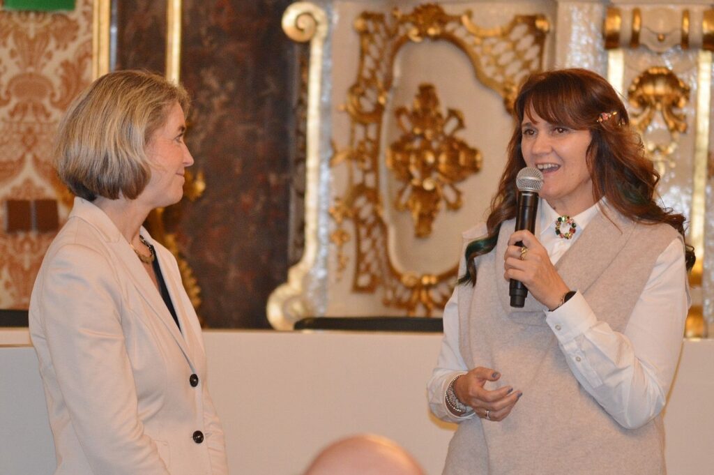 Gespräch mit Anita Lafer beim Jahresfest 2022 des Netzwerks Verantwortung Zeigen im Steirischen Landtag.