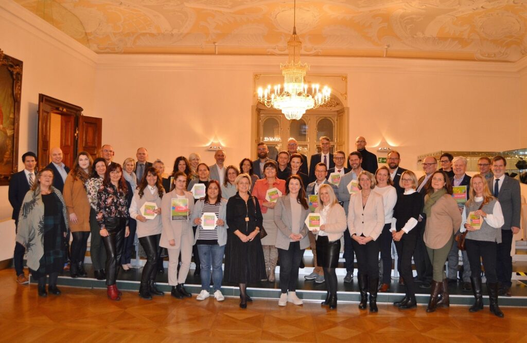 Gemeinsames Gruppenfoto der Beteiligten.