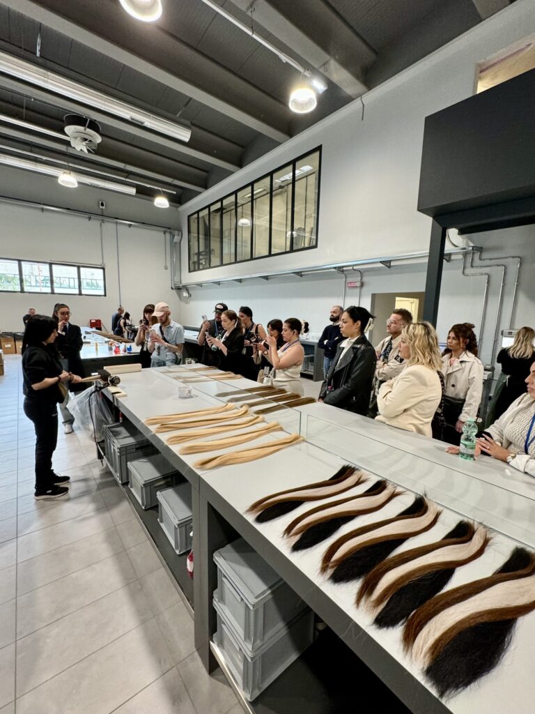 Besuchergruppe bei einer Führung durch die Great-Lengths-Produktionsstätte in Nepi.