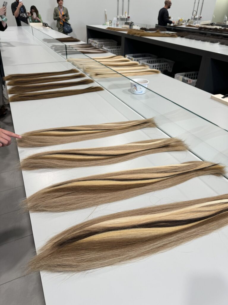 Verschiedene Haarsträhnen von Great Lengths übersichtlich auf einem Arbeitstisch ausgelegt.