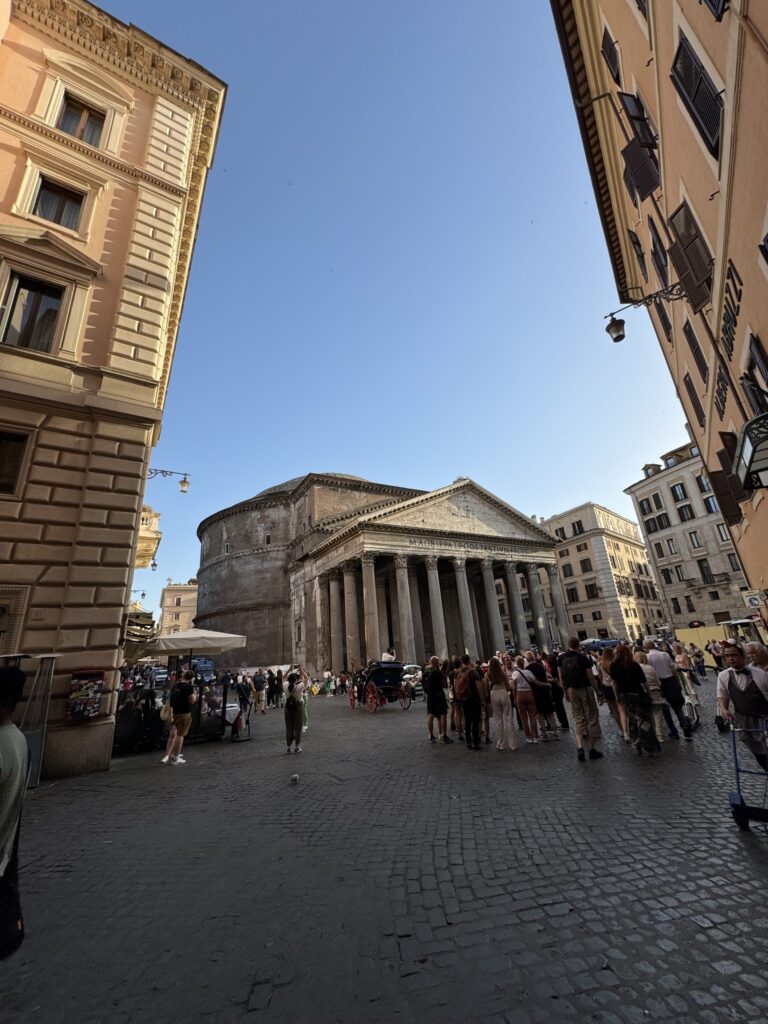 Blick auf das Pantheon in Rom mit Menschen auf dem Platz, umgeben von historischen Gebäuden während der Stadtführung.