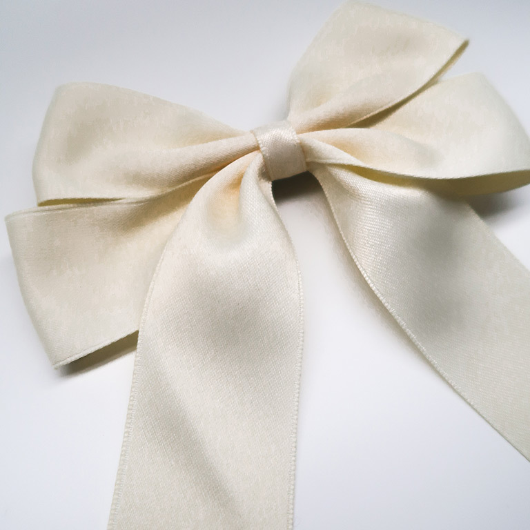 Haarschleife Cream (© Great Lengths)