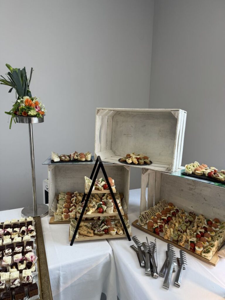 Buffet mit Fingerfood auf Etageren und Platten, Zangen liegen bereit