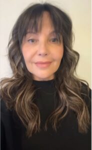 Natascha Ochsenknecht mit braunem stufigen Haar und Pony