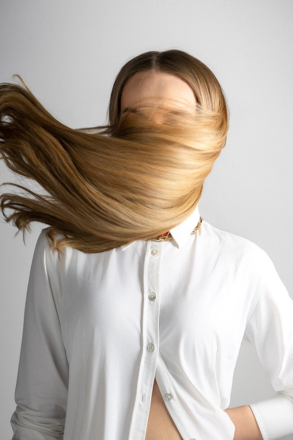 Ilaria zeigt den Trend zu besonders langen, natürlich wirkenden Haare
