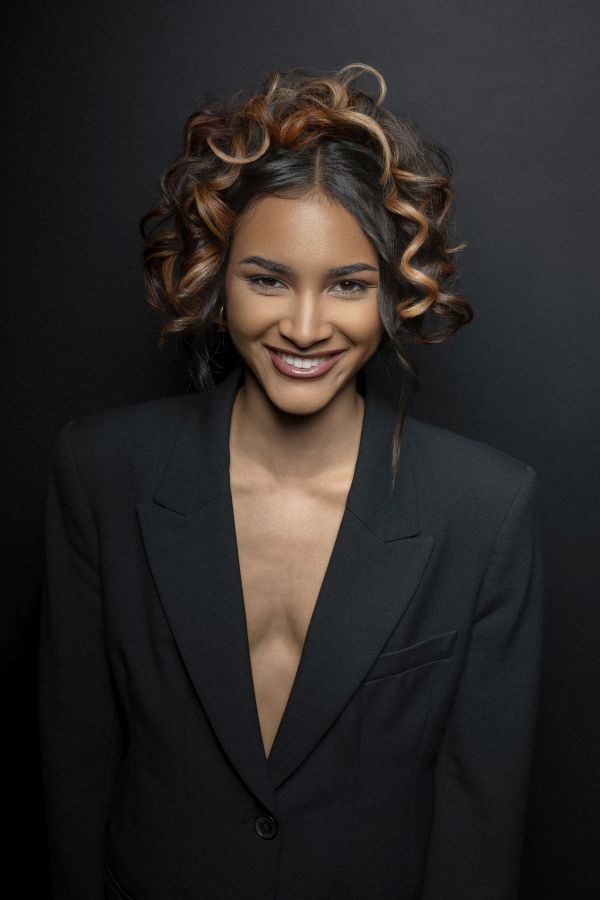 Rugiada mit gelocktem High Ponytail (© Great Lengths)
