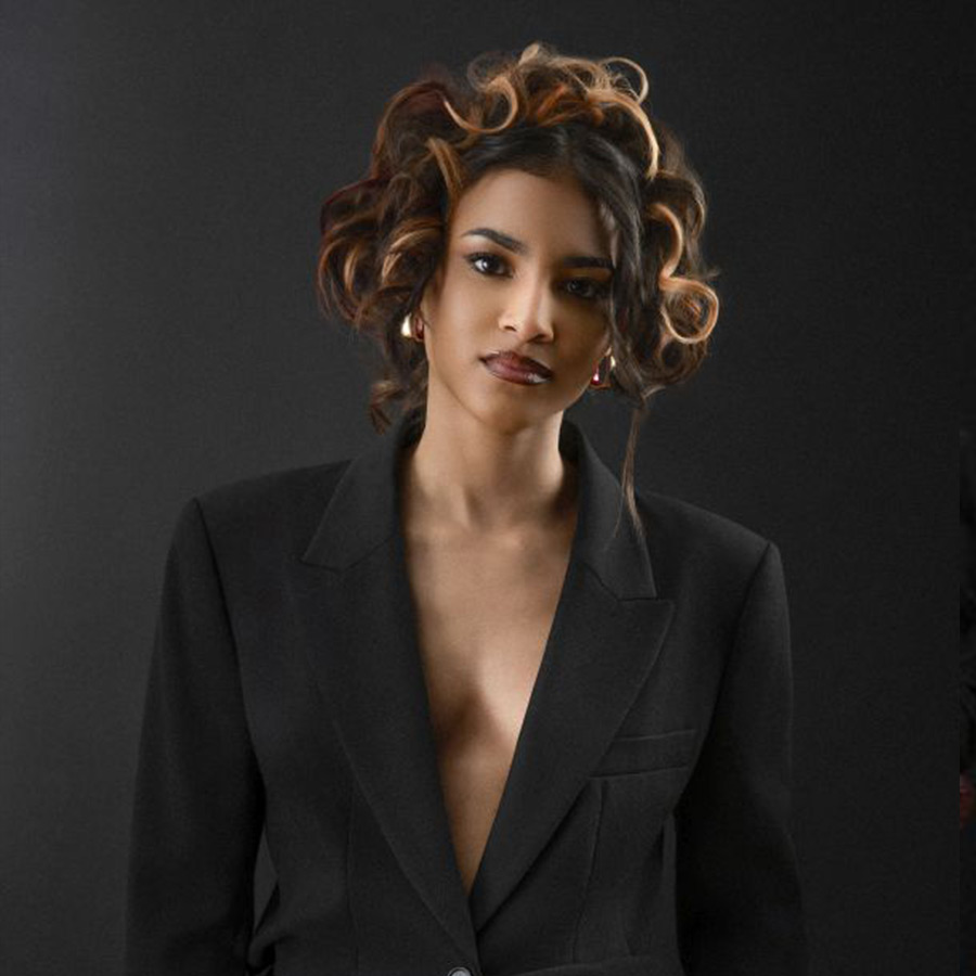Rugiada mit gelocktem High Ponytail (© Great Lengths)