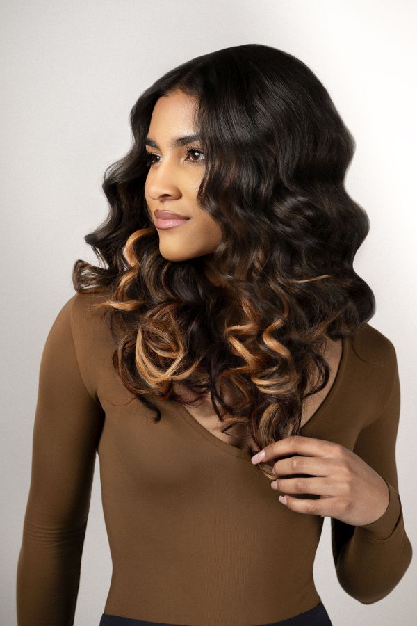 Rugiada mit glamourösen Locken (© Great Lengths)