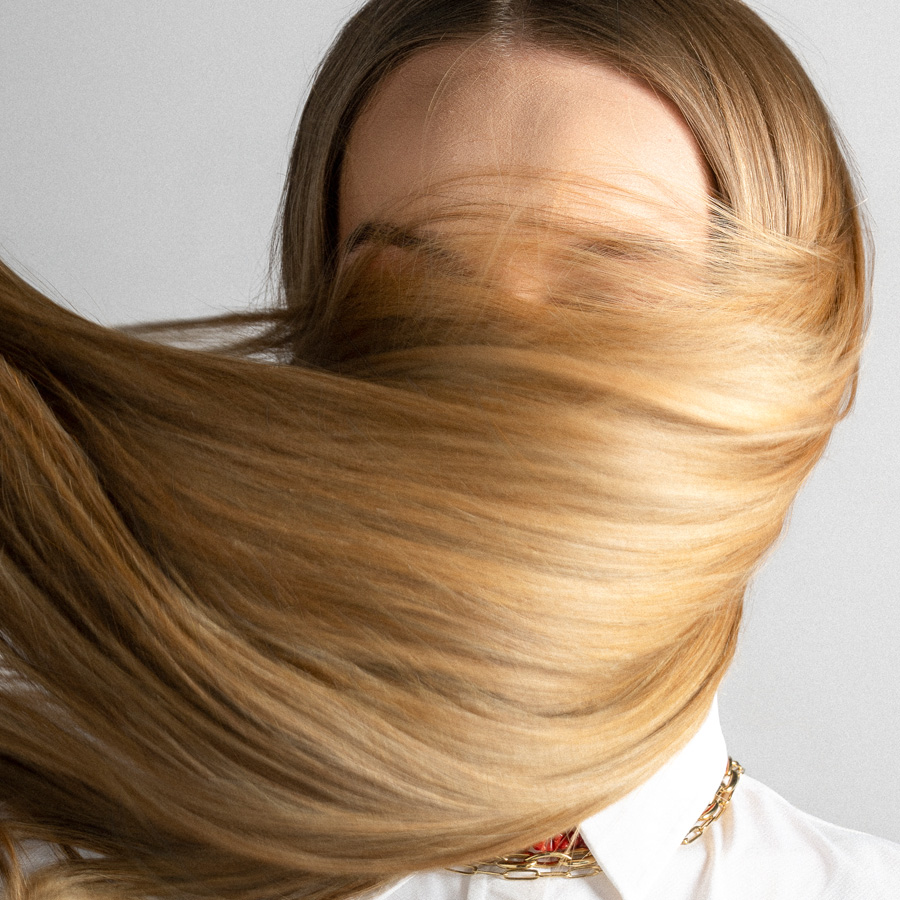 Ilaria zeigt den Trend zu besonders langen, natürlich wirkenden Haare