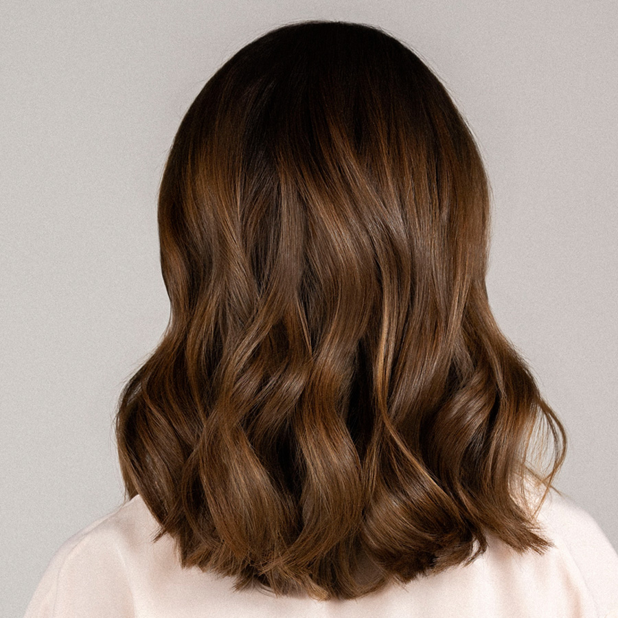 Michela demonstriert, wie Extensions auch einen Long Bob voller, moderner und vielseitiger machen 